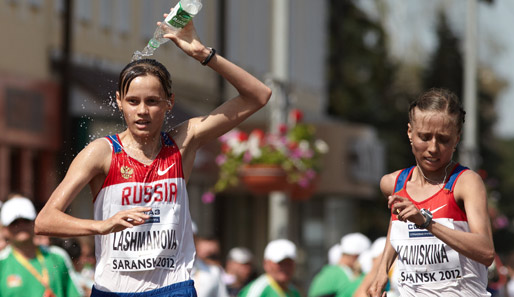 Die erst 19-jährige Elena Laschmanowa (l.) überholt etwa 200 m vor dem Ziel Topfavoritin Olga Kaniskina