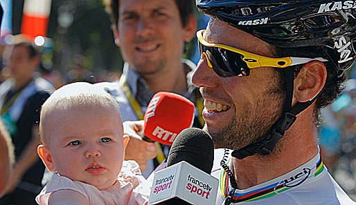Mark Cavendish nach der Tour de France mit Töchterchen Delilah auf dem Arm