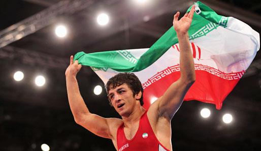 Ringer Hamid Mohammad Soryan Reihanpour freut sich über die Goldmedaille