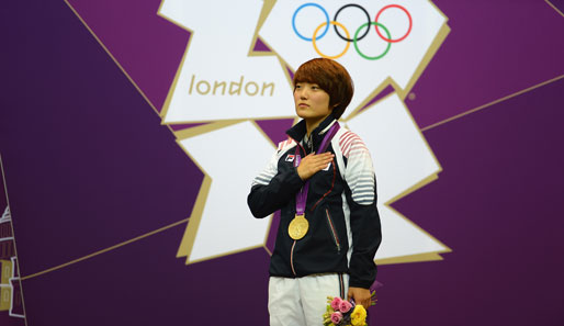 Kim Jangmi lauscht nach ihrem Olympiasieg der südkoreanischen Nationalhymne
