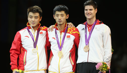 Zhang Jike (M.), Wang Hao (l.) und Dimitrij Ovtcharov präsentieren ihre Olympia-Medaillen