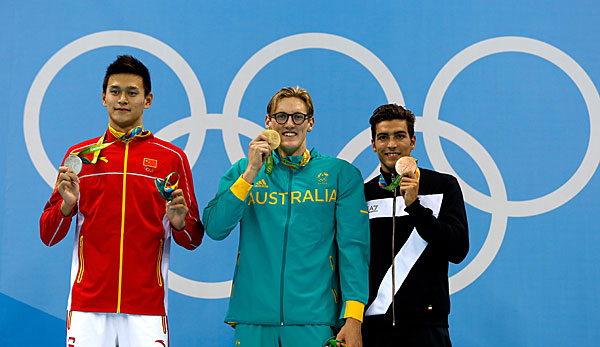 Mack Horton (M.) triumphierte über Sun Yang (l.) bei den Olympischen Spielen in Rio
