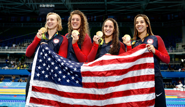 Das Gold-Quartett der USA mit Schlussschwimmerin Katie Ledecky (2.v.l.)