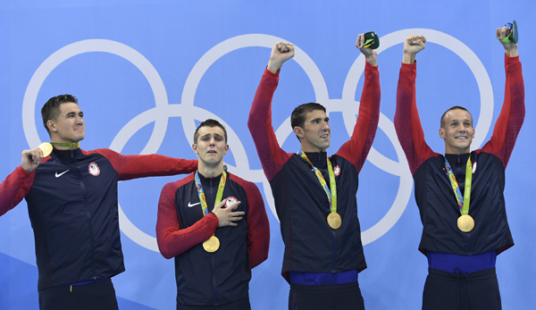Michael Phelps (2.v.r.) bejubelt mit seinem Team sein Staffelgold