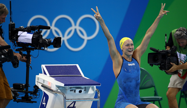 Sarah Sjöström bejubelt ihre Goldmedaille, die Kameras sind natürlich hautnah dabei