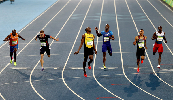 Usain Bolt (M.) sicherte sich überlegen Gold über die 200 Meter
