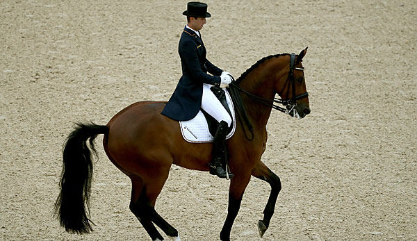 Das Pferd von Sönke Rothenberger trat bei der Siegerehrung einen Pfleger an die Stirn
