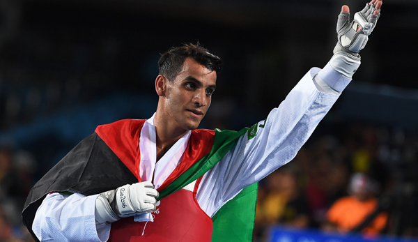 Ahmad Abughausch feiert seine Goldmedaille für Jordanien