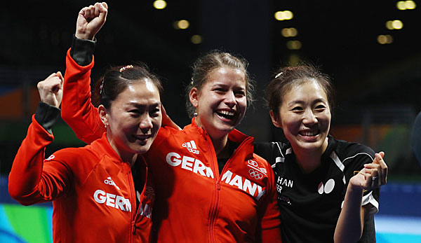 Shan Xiaona, Petrissa Solja und Han Ying (l. - r.) freuen sich über den Finaleinzug