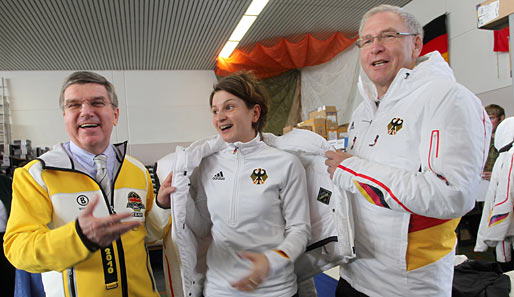 Michael Vesper (r.) bei der Einkleidung der deutschen Olympiateilnehmer im Januar
