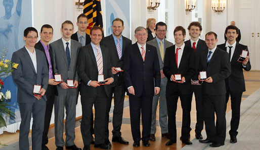 Bundespräsident Horst Köhler (6.v.r.) ehrte die Olympiasieger
