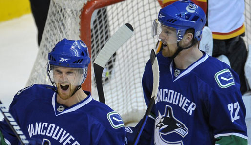 Henrik (l.) und Daniel Sedin gehen in der NHL für die Vancouver Canucks auf Torejagd