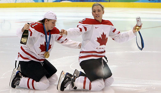 Das sieht das IOC nicht gerne: Die Kanadierinnen feierten den Olympiasieg mit Alkohol auf dem Eis