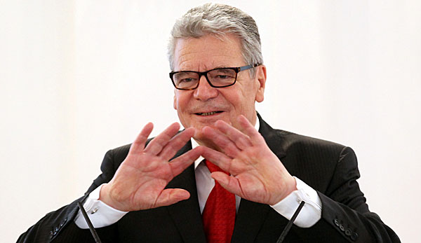 Bundespräsident Joachim Gauck ist der erste Gratulant der deutschen Olympioniken am Rollfeld in München