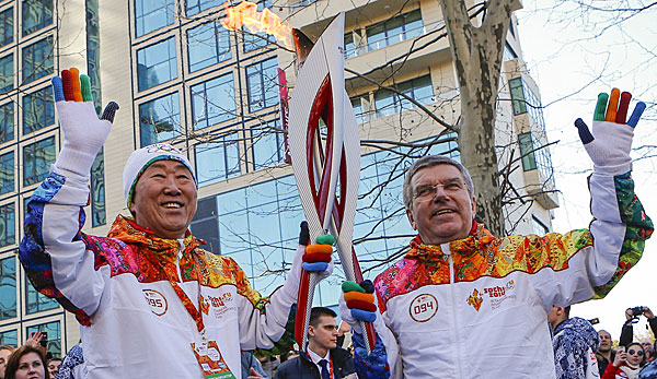 Thomas Bach und Ban Ki Moon durften bereits das olympische Feuer tragen