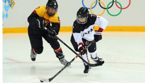 Maritta Becker (l.) und die deutsche Eishockey-Nationalmannschaft besiegten Japan mit 4:0