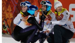 Die deutschen Skispringerinnen feierten gestern gemeinsam den Olympiasieg von Carina Vogt (2.v.l.)