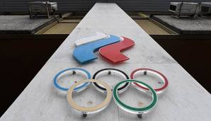 Die Olympischen Ringe mit den Farben der Russischen Flagge oberhalb