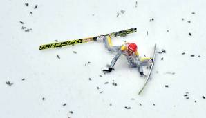 In Innsbruck folgte der große Schock: Freitag bekam beim Landen die Ski nicht parallel und stürzte. Alle Tournee-Hoffnungen waren mit einem Schlag vorbei. Aufatmen: Freitag kam zurück und holte bei der Skiflug-WM in Oberstdorf seine erste Einzelmedaille.