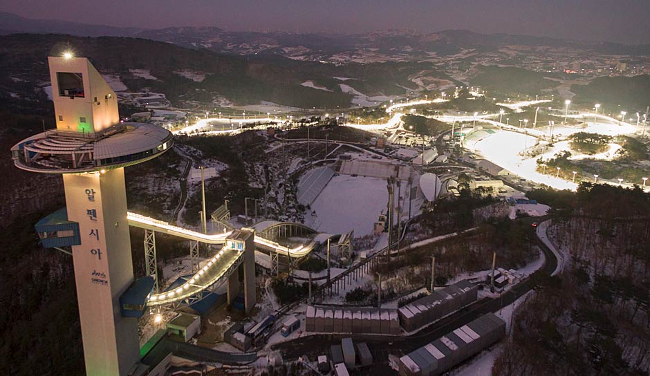 Dass die Olympischen Winterspiele 2018 in Südkorea stattfinden, ist hinreichend bekannt. Doch wie sehen eigentlich die Wettkampfstätten in Pyeongchang aus? SPOX zeigt sie euch und startet mit dem Alpensia Skisprung Zentrum.