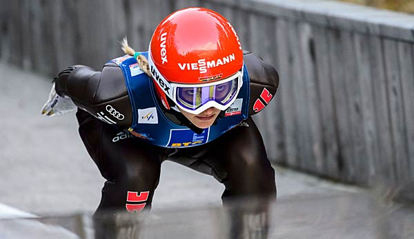 Skispringerin Katharina Althaus ist in Medaillenform, Carina Vogt noch nicht.