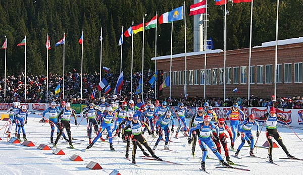 Die Teilnehmer des Biathlon Weltcup-Finale beim Start.