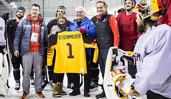 Bundespräsident Steinmeier besuchte das Eishockey-Training der Deutschen.