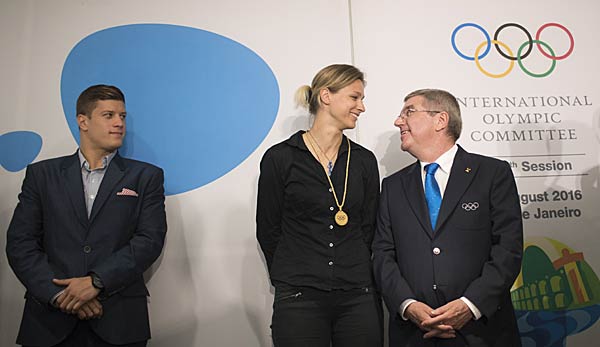 Britta Heidemann und Thomas Bach auf einer Pressekonferenz zu den olympischen Spielen