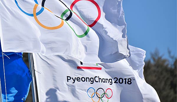 Das olympische Symbol auf einer weißen Flagge