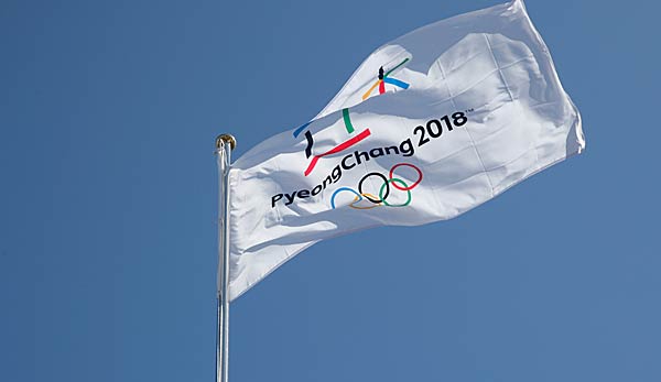 Das olympische Zeichen auf einer weißen Flagge