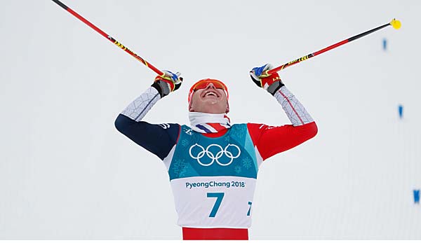 Der norwegische Skilangläufer Simen Hegstad Krüger hat Gold im Skiathlon gewonnen.