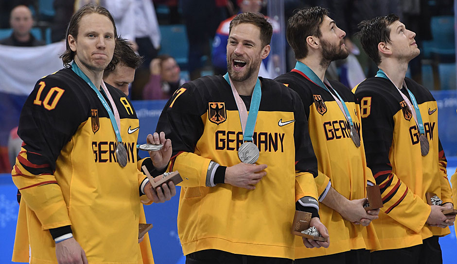 Ein unfassbares Turnier des DEB-Teams findet seinen Höhepunkt im dramatischen Finale gegen die Olympischen Athleten Russlands. Die Art und Weise, wie die Mannschaft über das gesamte Turnier auftrat, vergoldet Silber. Und Deutschland zollt Tribut.