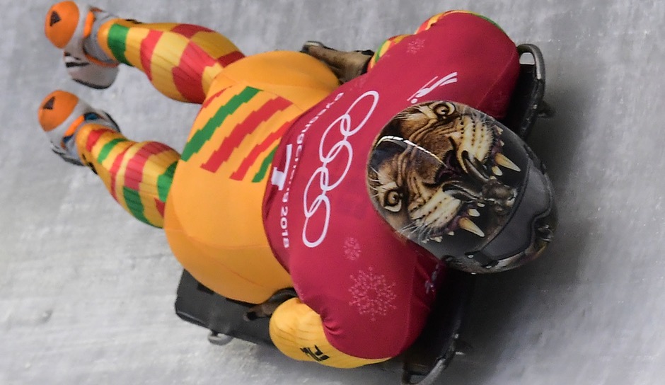 Akwasi Frimpong geht für Ghana beim Skeleton-Wettbewerb in Pyeongchang mit einem beeindruckenden Helm im Tigerdesign an den Start. SPOX zeigt die kreativsten Motive der verrückten SkeletonfahrerInnen.