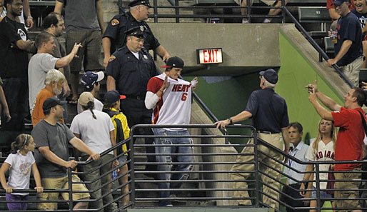 Kein guter Plan: Baseball-Fan Matt Bellamy mit LeBron James-Trikot beim Spiel der Cleveland Indians