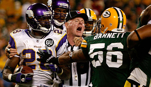 Nur der Schiedsrichter kann Adrian Peterson (Vikings) und Nick Barnett (Packers, r.) trennen