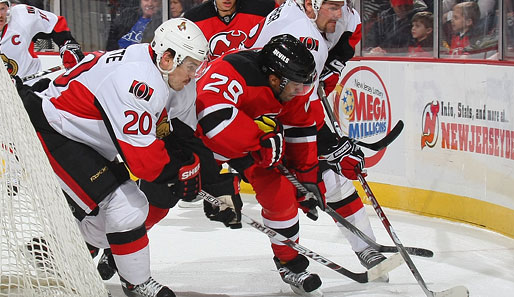 Harte Zweikämpfe zwischen den New Jersey Devils (r.) udn den Ottawa Senators