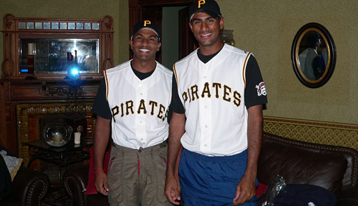 Dinesh Patel (links) und Rinku Singh bekommen ihre ersten Pirates-Trikots