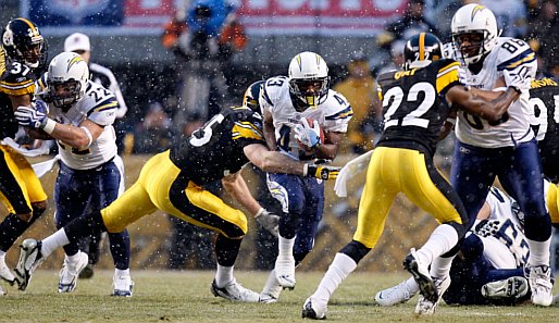 San Diegos Darren Sproles sucht eine Lücke in der Defense der Pittsburgh Steelers