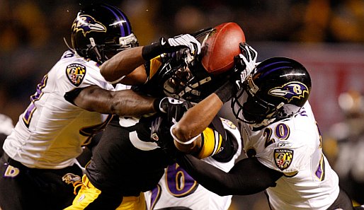 Im Spiel zwischen den Pittsburgh Steelers und Baltimore Ravens wurde um jeden Ball gefightet