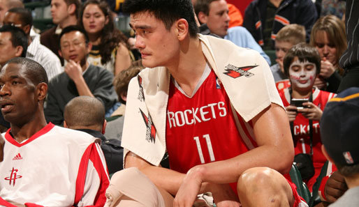 Mit einem Eisbeutel auf dem verletzten Knie: Yao Ming bei den Pacers