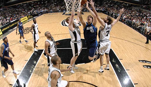 Dirk Nowitzki wurde ständig von mehreren Spurs-Spielern bewacht und kam überhaupt nicht ins Spiel