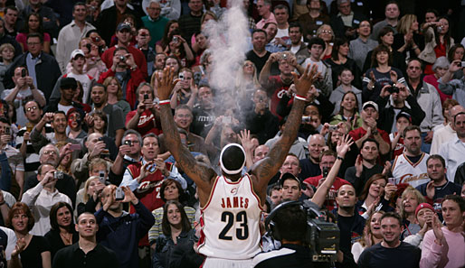 Cavs-Star LeBron James schleudert vor dem Spiel gegen die Miami Heat Talk in die Zuschauermassen