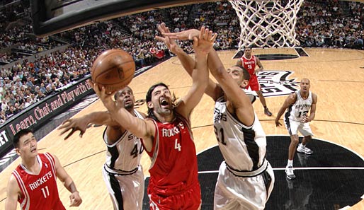 Rockets-Forward Luis Scola war unter den Körben von Spurs-Star Tim Duncan nicht zu stoppen.