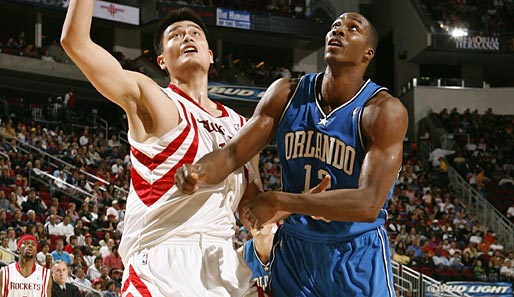 Das Duell zwischen Yao Ming und Dwight Howard elektrisierte die Fans im Toyota Center