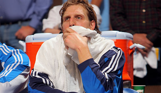 Ein enttäuschter Dirk Nowitzki nach der Pleite der Mavs in Spiel 2 in Denver
