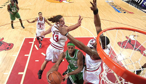 Chicagos Joakim Noah und Tyrus Thomas verteidigen gegen Celtics-Superstar Paul Pierce