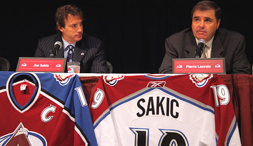 Joe Sakic (l.) kam in seiner NHL-Karriere auf 625 Tore und 1016 Assists