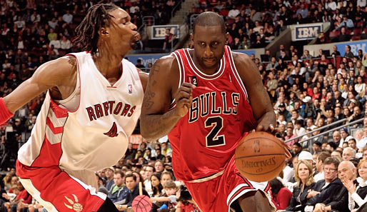 Tim Thomas (r.) im Bulls-Trikot gegen Chris Bosh von den Toronto Raptors