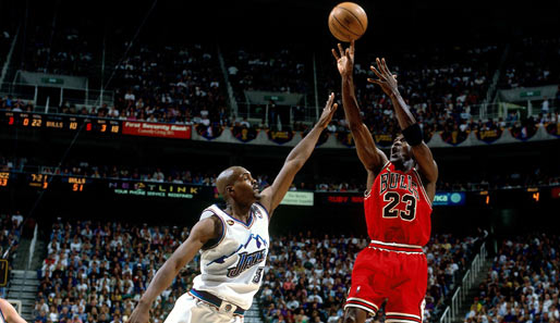 Michael Jordan (r.) kann im Finale 1998 nicht von Bryon Russell (l.) gestoppt werden