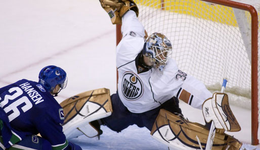 Oilers-Goalie Jeff Deslauriers (r.) war gegen Vancouver arg unter Beschuss